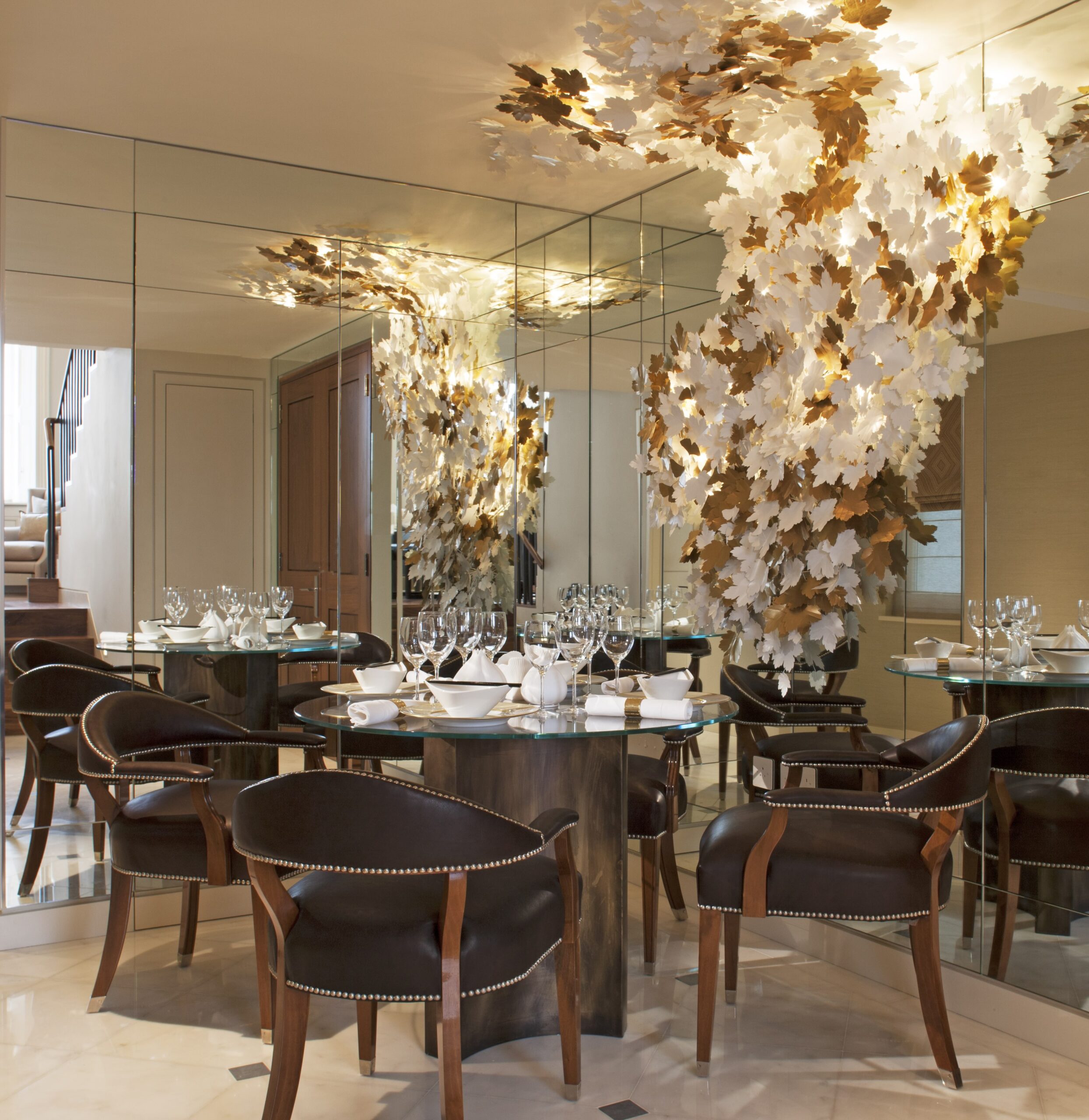dining-room-sculptural-leaf-light-installation-mirrored-walls-round-table 02