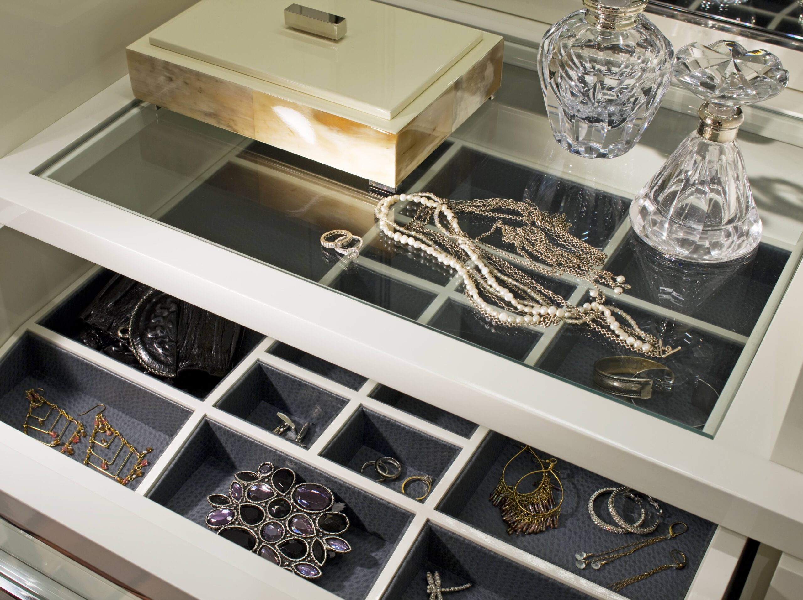 glass-top-jewellery-drawer-compartments-necklaces-rings-earrings-storage-detail-03
