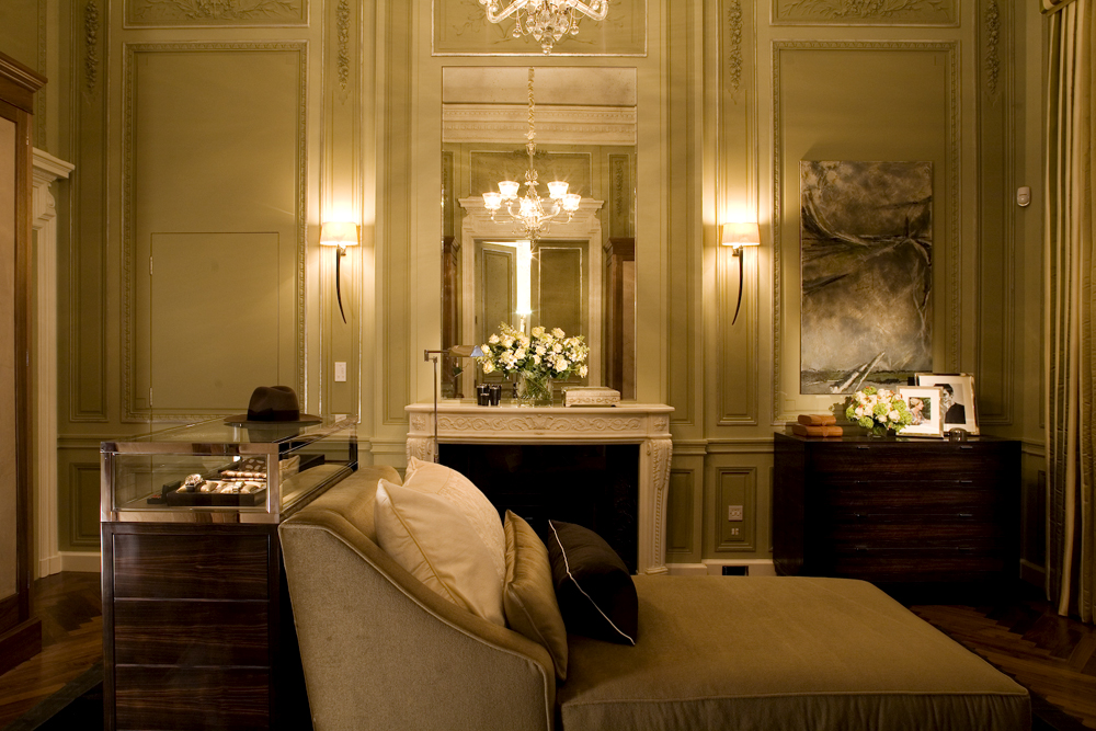 living-room-fireplace-mirror-wall-panelling-chaise-lounge-glass-display-cabinet-05