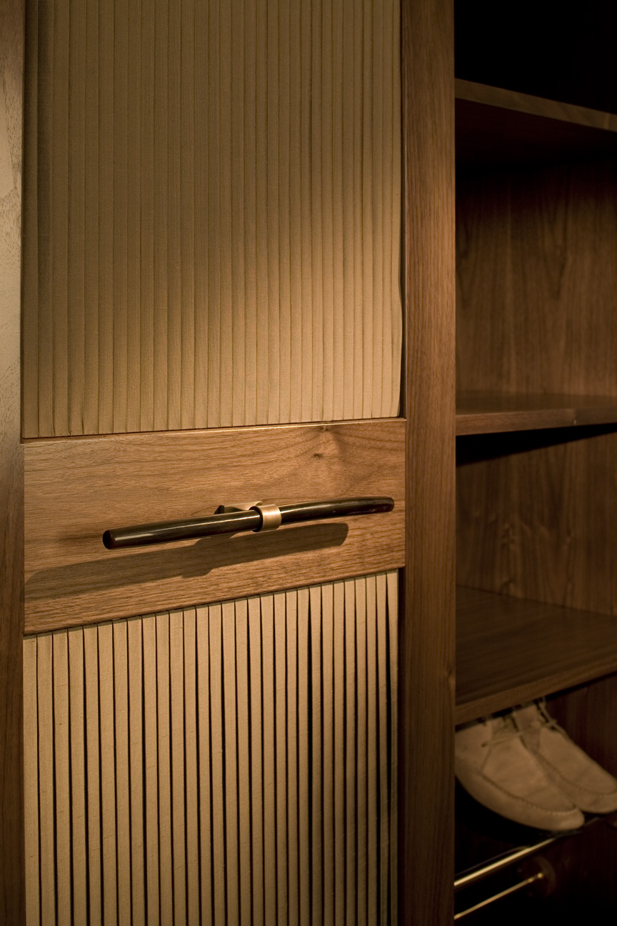 wood-cabinet-fluted-panel-door-brass-handle-open-shelving-detail-07
